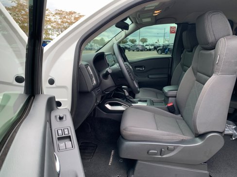 Used 2025 Nissan Frontier SV image 18
