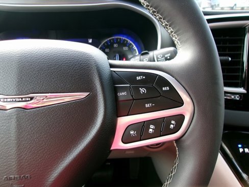 Used 2024 Chrysler Pacifica Touring-L image 11