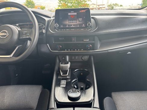 Used 2024 Nissan Rogue SV image 9