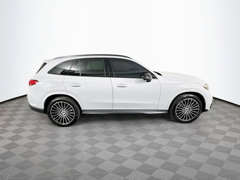 Used 2025 Mercedes-Benz GLC 300 4MATIC image 4