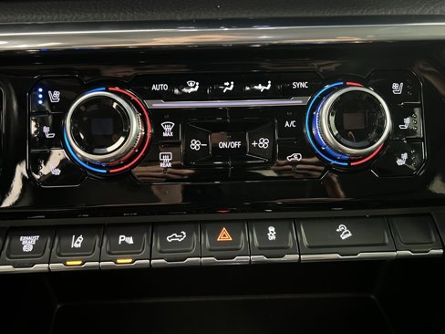 Used 2024 GMC Sierra 3500 Denali w/ Technology Package image 44