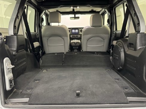 Used 2022 Jeep Wrangler Unlimited Sahara image 38