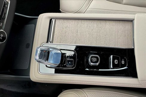 New 2026 Volvo XC90 B6 Plus w/ Protection Package Premier image 10