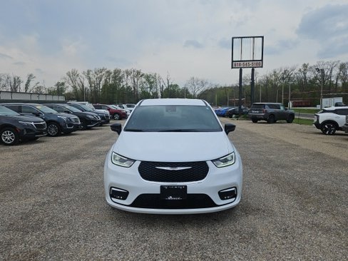 New 2025 Chrysler Pacifica Select w/ Uconnect Theater Family Group image 4