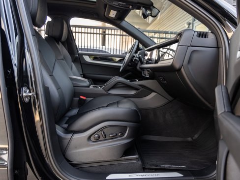 Used 2025 Porsche Cayenne image 39