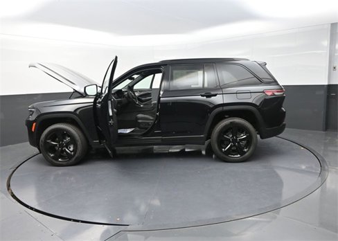 New 2025 Jeep Grand Cherokee Limited w/ Black Appearance Package image 28