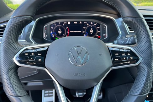 Certified 2022 Volkswagen Tiguan SEL R-Line image 24