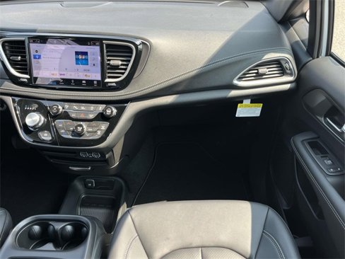 New 2025 Chrysler Pacifica Select image 15