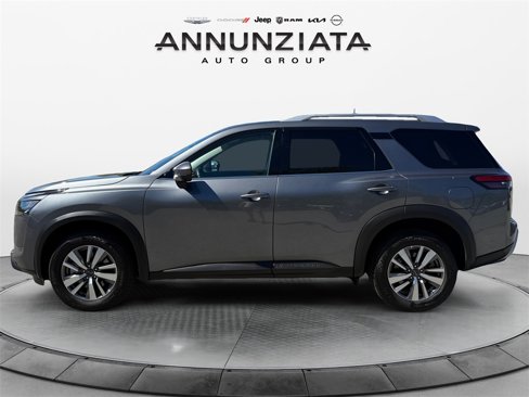 Used 2025 Nissan Pathfinder SL image 2