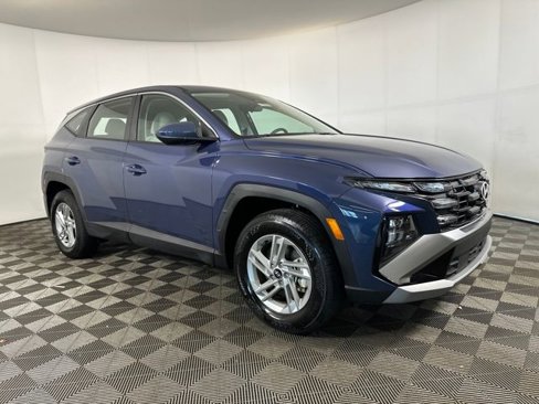 Certified 2025 Hyundai Tucson SE image 2