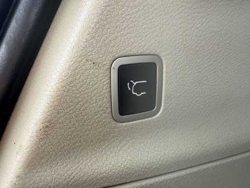 Used 2022 Chrysler Voyager LX image 6