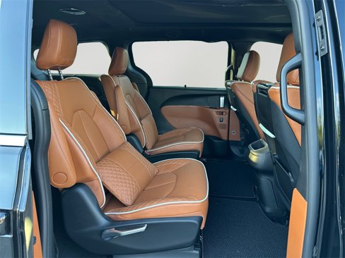New 2026 Chrysler Pacifica Pinnacle image 13