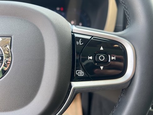 Certified 2025 Volvo XC60 B5 Ultra w/ Climate Package image 19