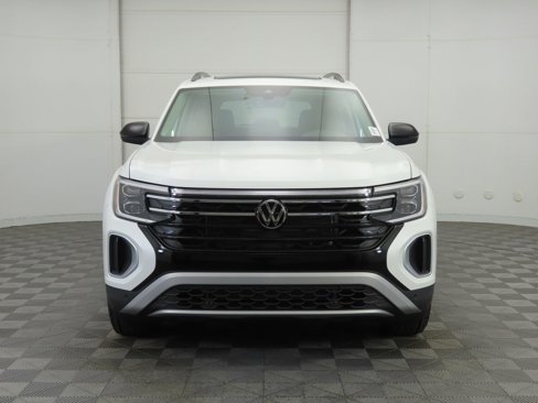 New 2026 Volkswagen Atlas Peak Edition image 3