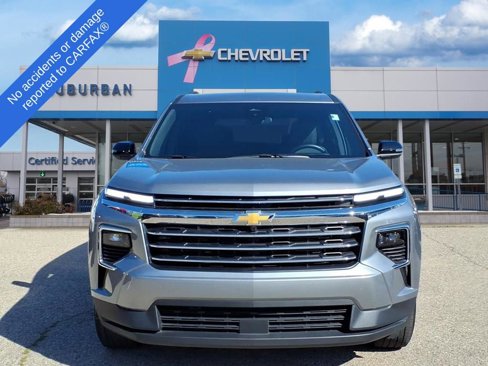 Used 2025 Chevrolet Traverse LT image 2
