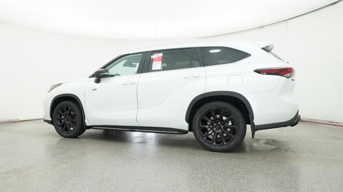 New 2025 Toyota Highlander XLE image 11