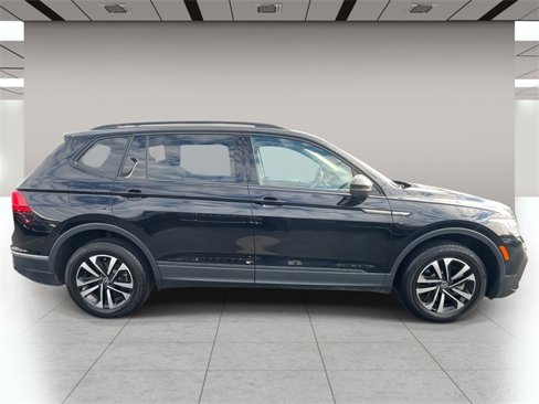 Used 2022 Volkswagen Tiguan S image 2