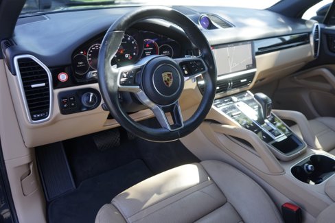 Used 2021 Porsche Cayenne w/ Premium Package image 18