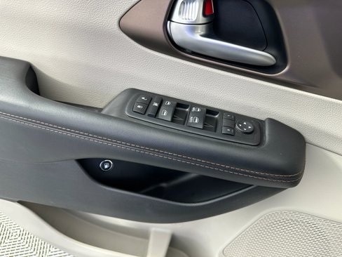 Used 2017 Chrysler Pacifica Premium image 29