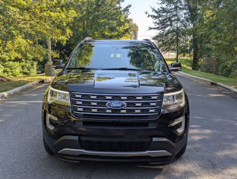 Used 2017 Ford Explorer XLT w/ Equipment Group 202A image 3