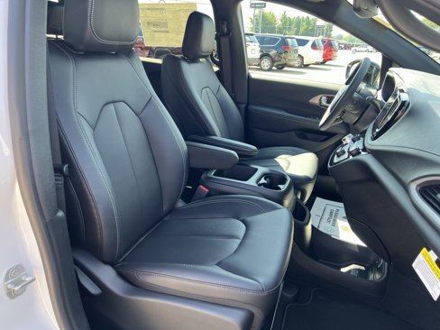 New 2026 Chrysler Pacifica Select image 13