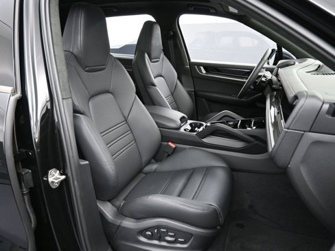 New 2025 Porsche Cayenne Turbo image 32