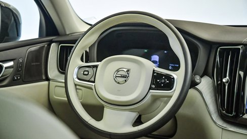 Certified 2025 Volvo XC60 T8 Plus w/ Protection Package Premier image 13