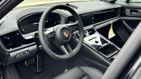 New 2025 Porsche Panamera 4 image 4