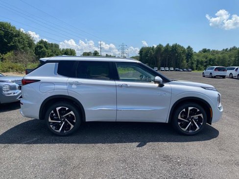 New 2025 Mitsubishi Outlander 4WD Plug-In Hybrid image 2