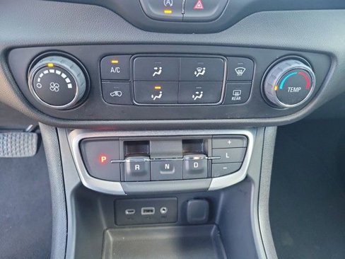 Used 2024 GMC Terrain SLE image 23
