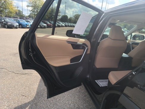 Used 2022 Toyota RAV4 LE image 12
