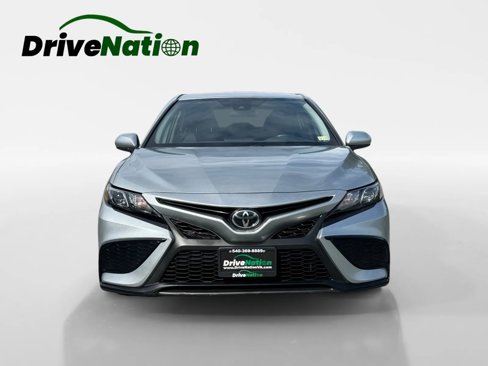 Used 2021 Toyota Camry SE image 2