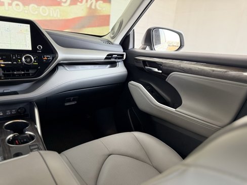 Used 2024 Toyota Highlander Limited image 26
