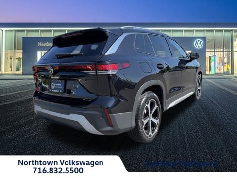 Certified 2025 Volkswagen Tiguan SE image 3