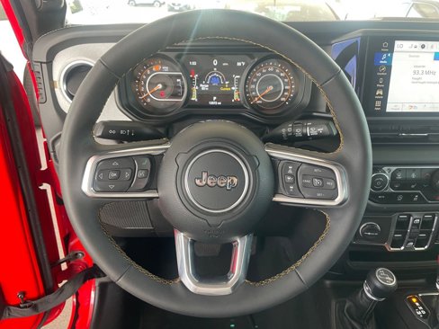 Used 2025 Jeep Wrangler Sahara image 27