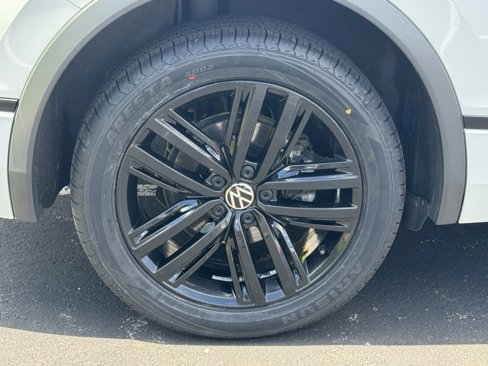 Used 2022 Volkswagen Tiguan SE R-Line image 47