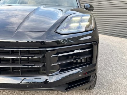 Certified 2024 Porsche Cayenne Coupe image 11