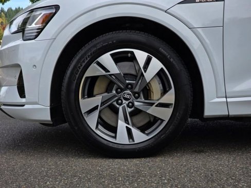 Used 2022 Audi e-tron Premium w/ Convenience Plus Package image 37