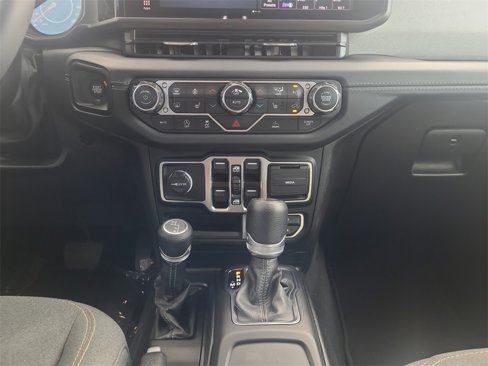 Used 2024 Jeep Wrangler Sahara image 11