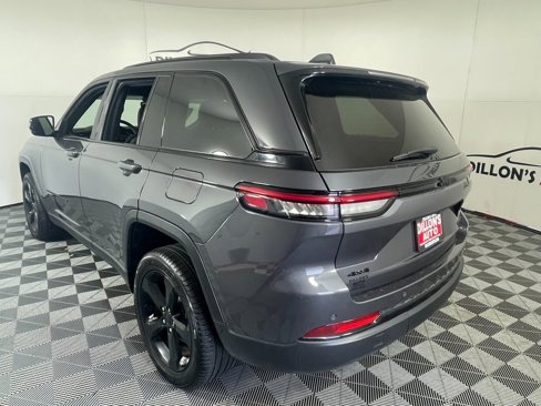 Used 2024 Jeep Grand Cherokee Limited w/ Black Appearance Package image 3