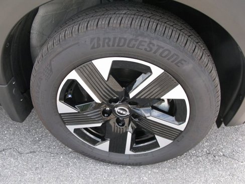 Used 2025 Nissan Kicks SV image 11