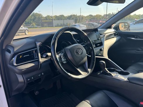 Used 2022 Toyota Camry SE image 3