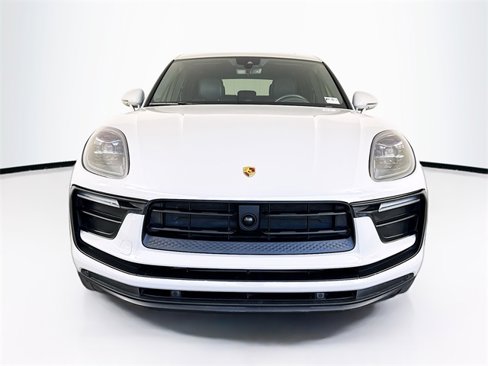 Certified 2024 Porsche Macan image 6
