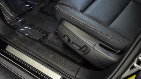 Certified 2025 Volvo XC40 B5 Plus w/ Climate Package image 22
