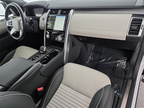 Certified 2024 Land Rover Discovery Dynamic SE image 18
