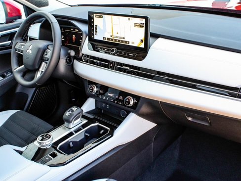 New 2025 Mitsubishi Outlander SE image 43