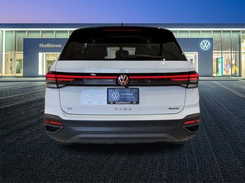 Certified 2025 Volkswagen Taos SE image 5