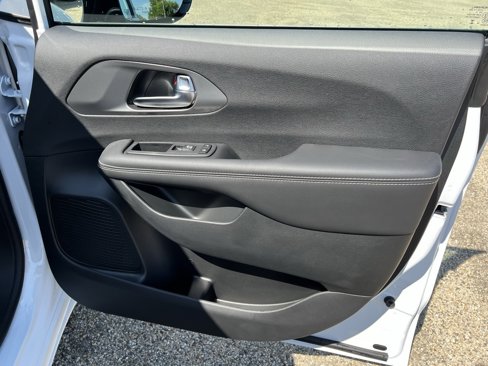 New 2026 Chrysler Pacifica Select image 11