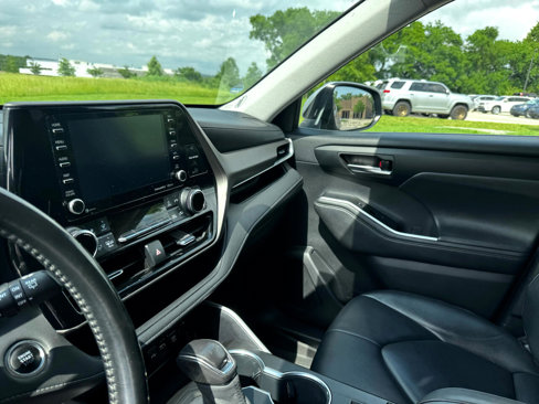 Used 2020 Toyota Highlander XLE image 12