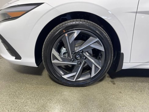 New 2025 Hyundai Elantra SEL image 11